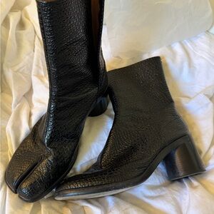 Maison Martin Margiela Black Split-Toe Textured Leather Ankle Boots